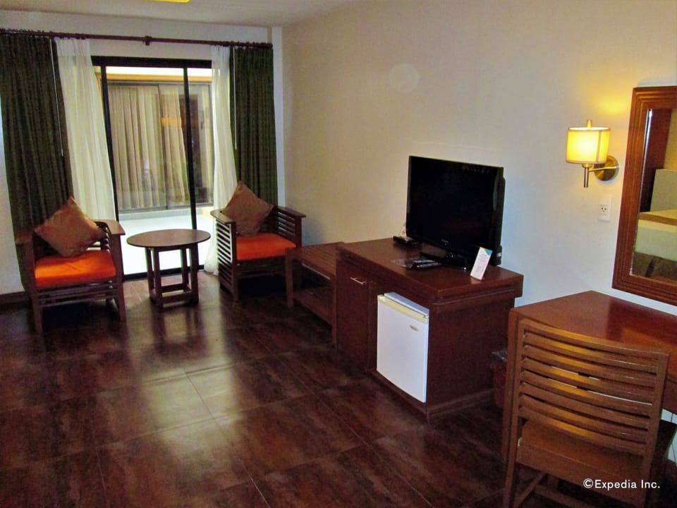 Junior Suite | Premium bedding, desk, blackout drapes, bed sheets