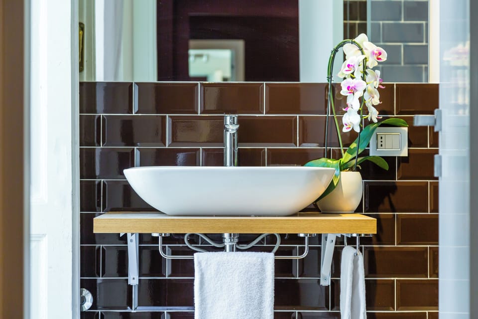 Double Room, Private Bathroom | Bathroom | Shower, free toiletries, hair dryer, bidet