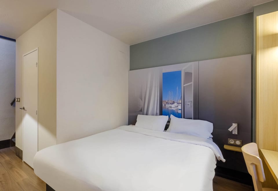 Quadruple Room, Non Smoking | Desk, soundproofing, WiFi (free), bed sheets