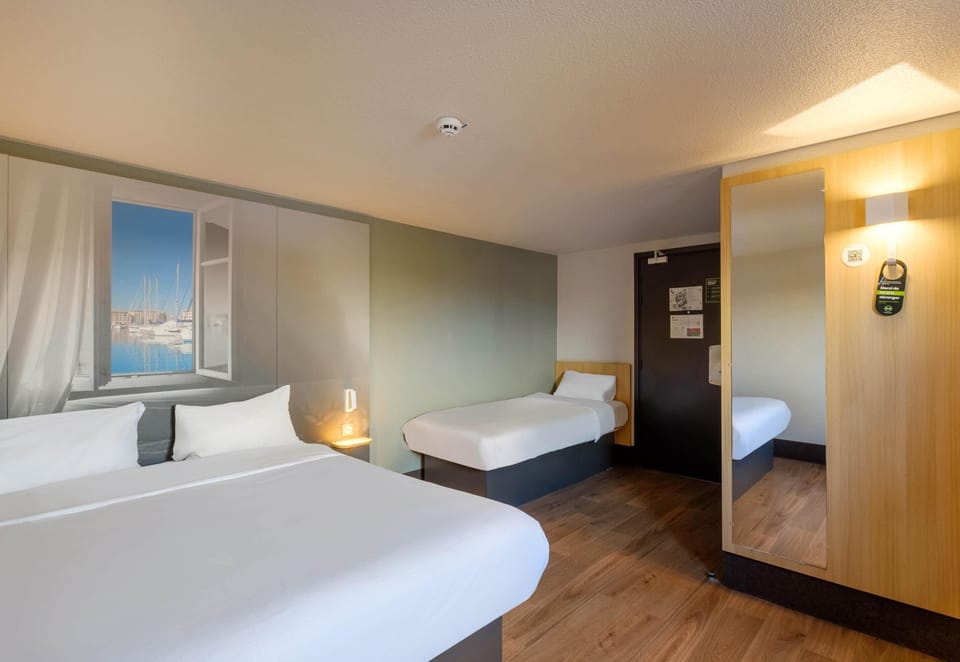 Triple Room, Non Smoking | Desk, soundproofing, free WiFi, bed sheets