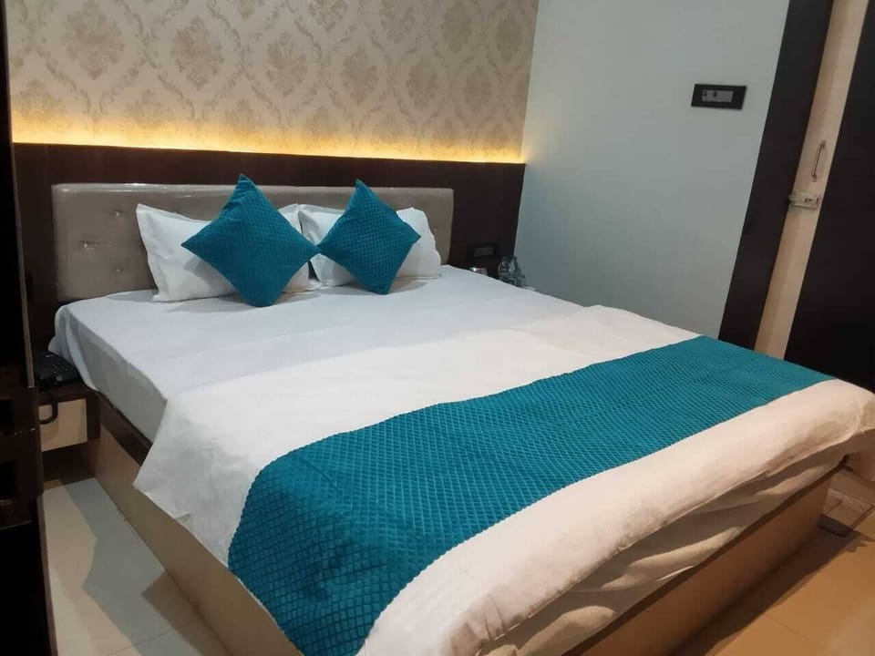 Deluxe Double Room | Premium bedding, memory foam beds, desk, laptop workspace
