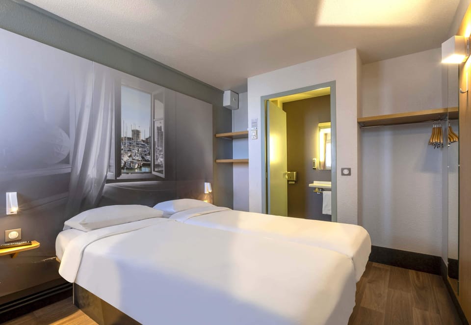 Desk, soundproofing, free WiFi, bed sheets