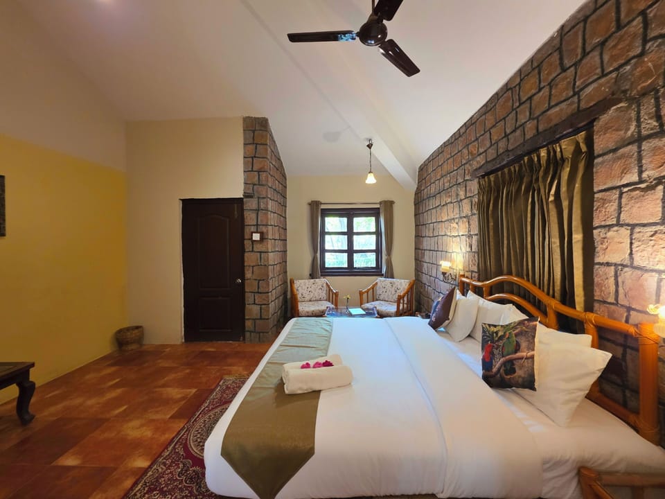 Premium bedding, desk, rollaway beds (surcharge), bed sheets