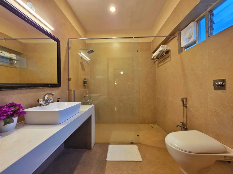 Suite | Bathroom | Separate tub and shower, rainfall showerhead, free toiletries