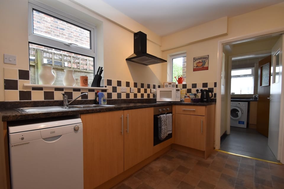 Comfort House | Private kitchen | Electric kettle, toaster, cleaning supplies, dining tables