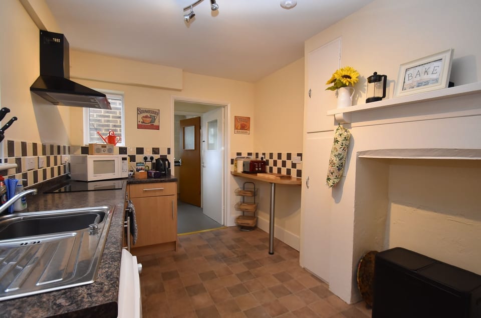 Comfort House | Private kitchen | Electric kettle, toaster, cleaning supplies, dining tables