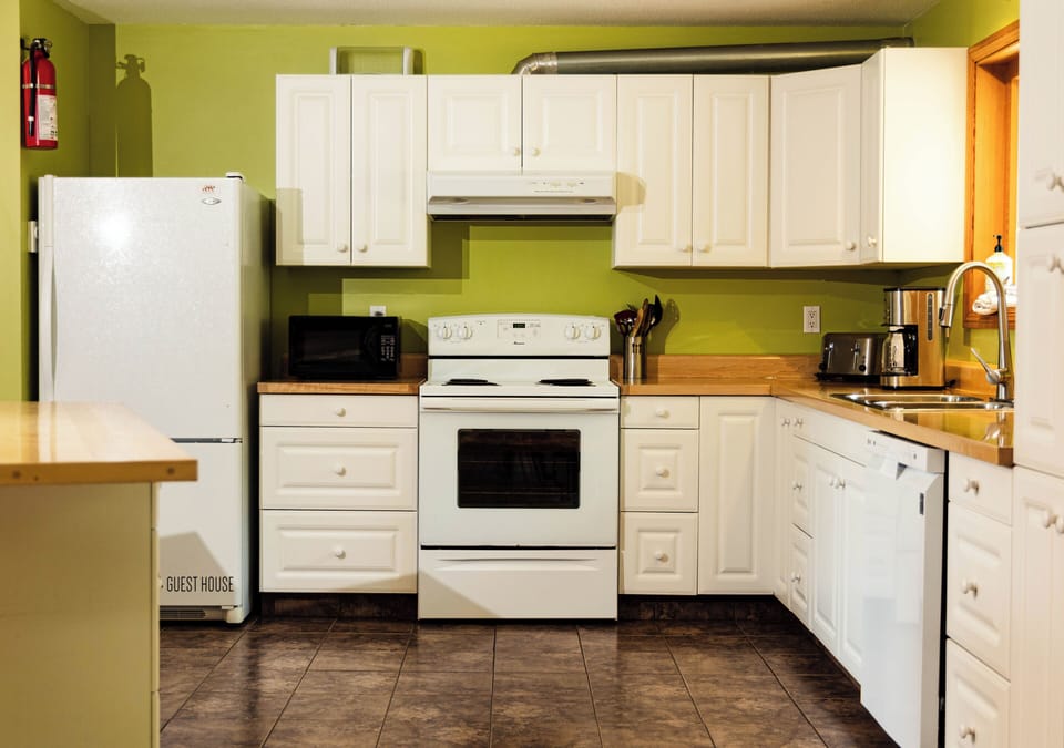 Family Suite, Multiple Beds, Kitchen, Mountain View | Private kitchen