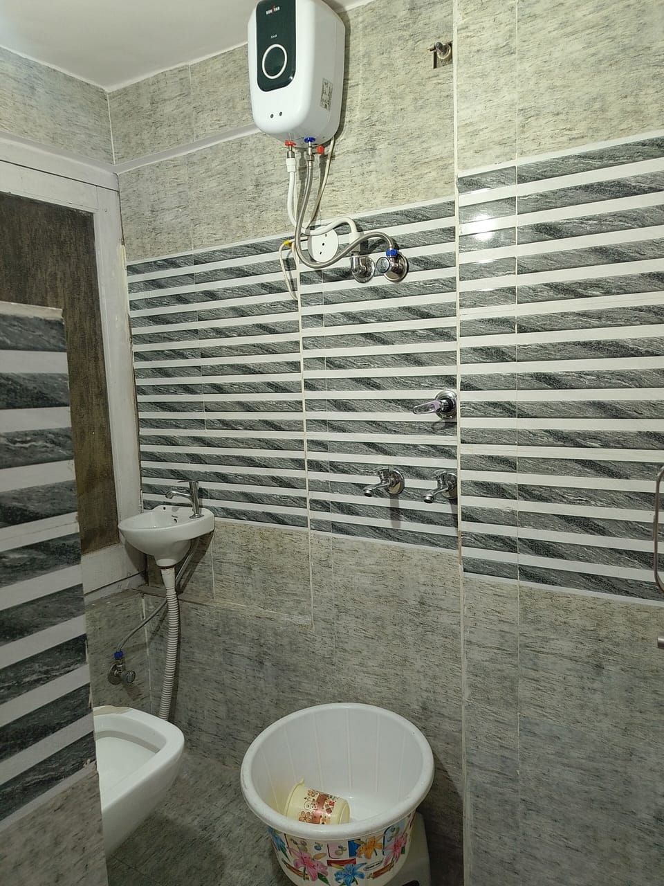 Shower, free toiletries, bidet, towels