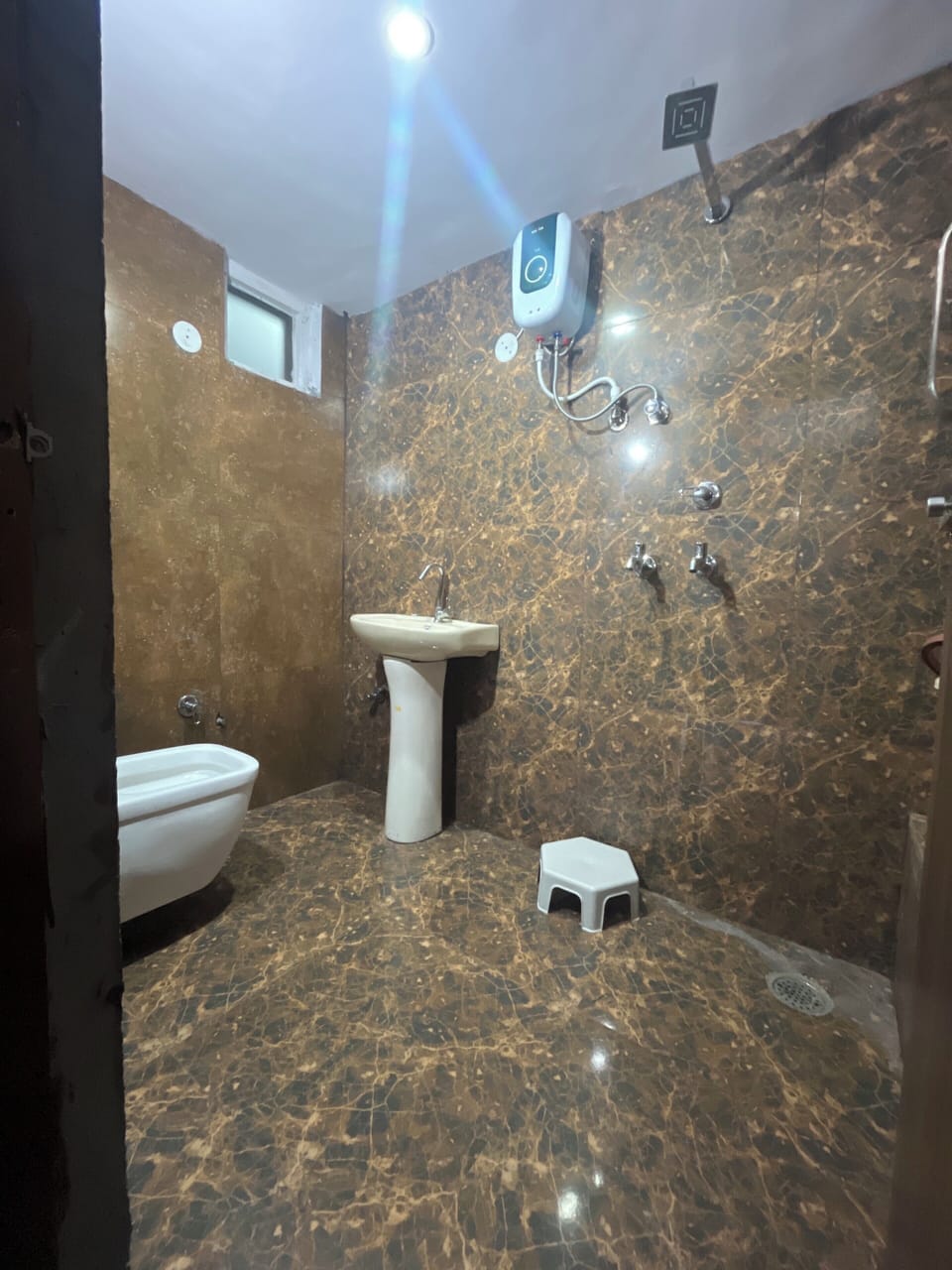 Design Room | Bathroom | Shower, free toiletries, bidet, towels