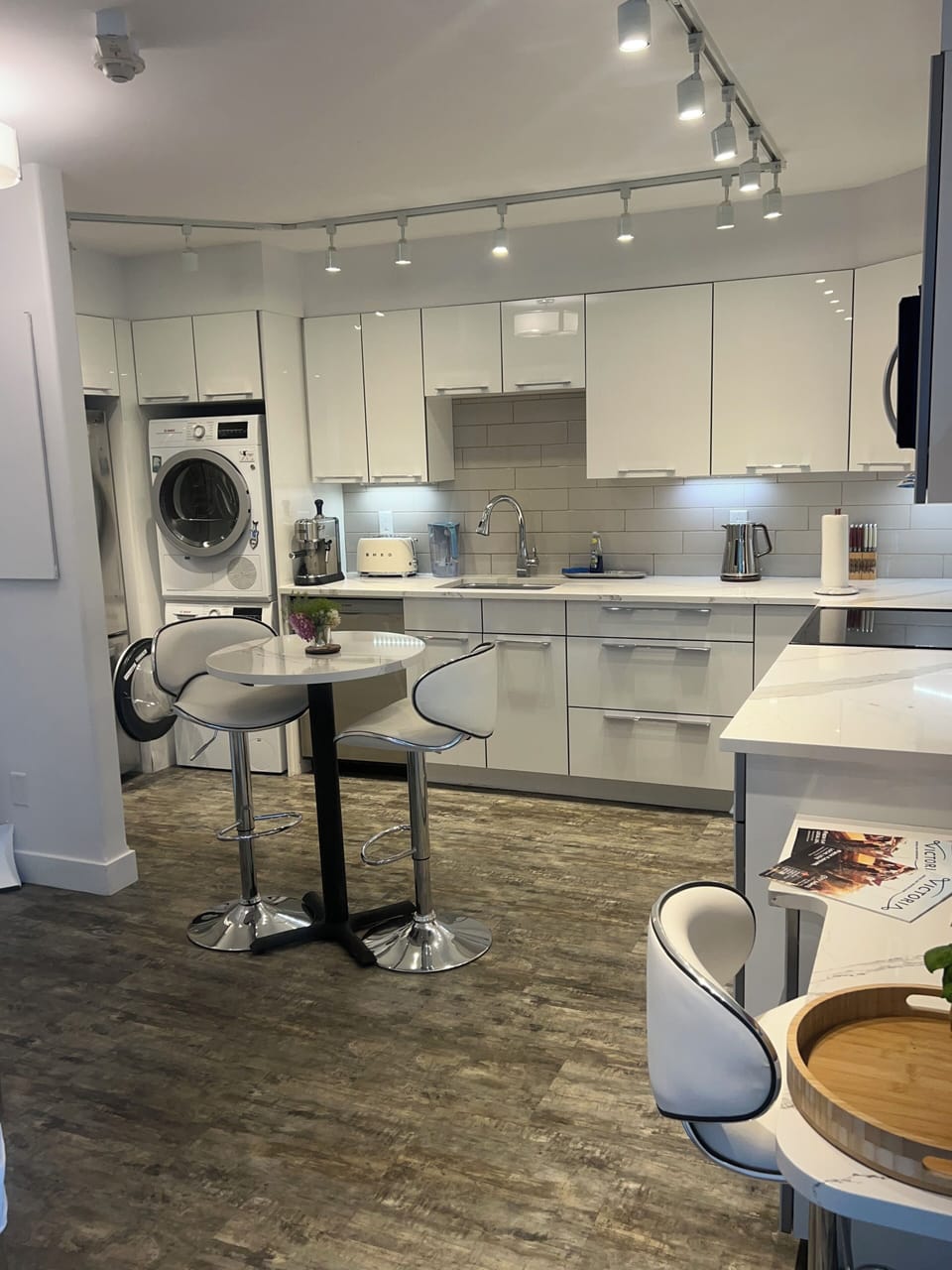 Gourmet bright modern kitchen!