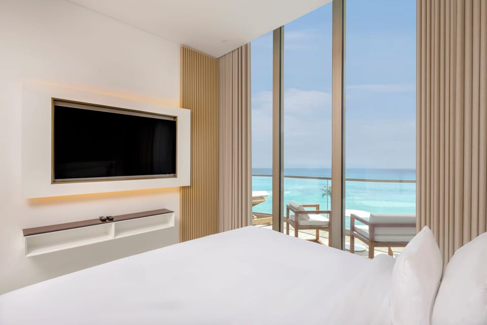 Deluxe Room (Collection, Higher Floor) | Minibar, in-room safe, individually furnished, desk