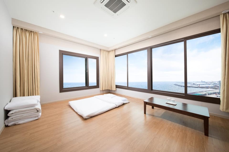 Traditional Room | Minibar, laptop workspace, free WiFi, bed sheets