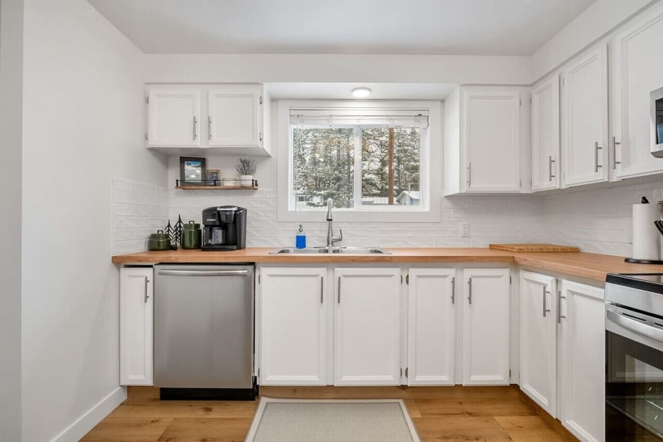 Full kitchen with a crockpot, kettle & a Keurig K-duo coffee machine.