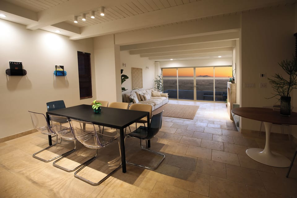 The dinning room faces the beach with awesome views of the islands.