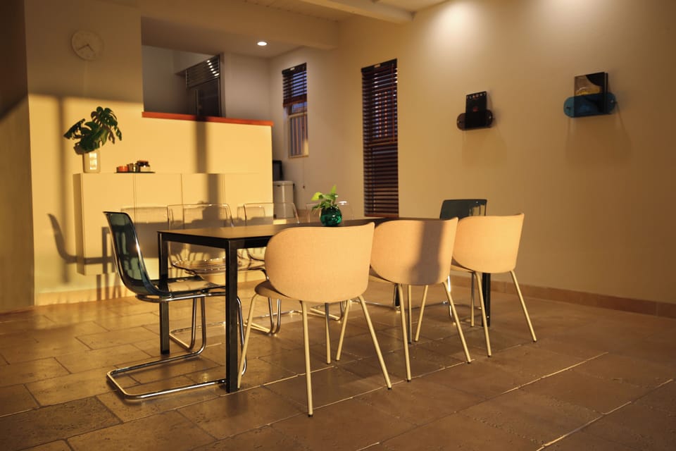 The dinning room faces the beach with awesome views of the islands.