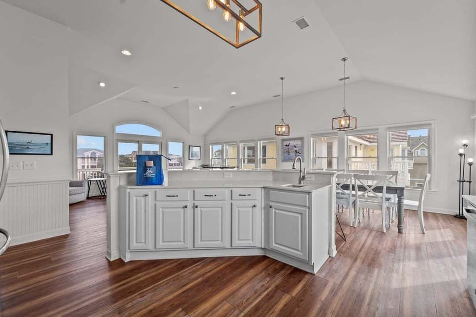 Top-Level Kitchen with Bar (seats 6)