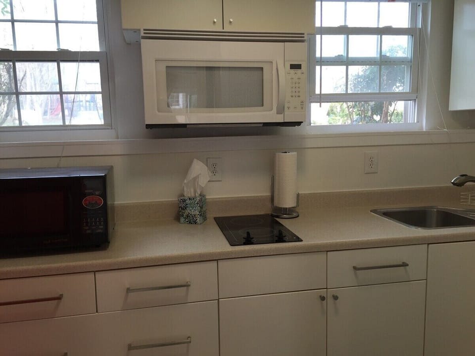 Microwave with exhaust fan to the exterior 