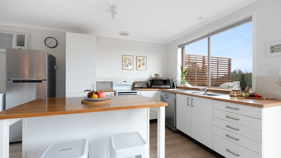 Thistledoo | Kitchen | Breakfast Bar | Air conditioning