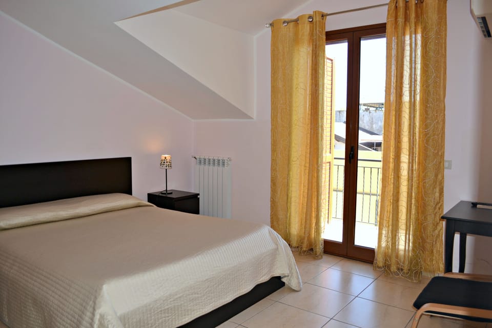 Double Room | Desk, cribs/infant beds