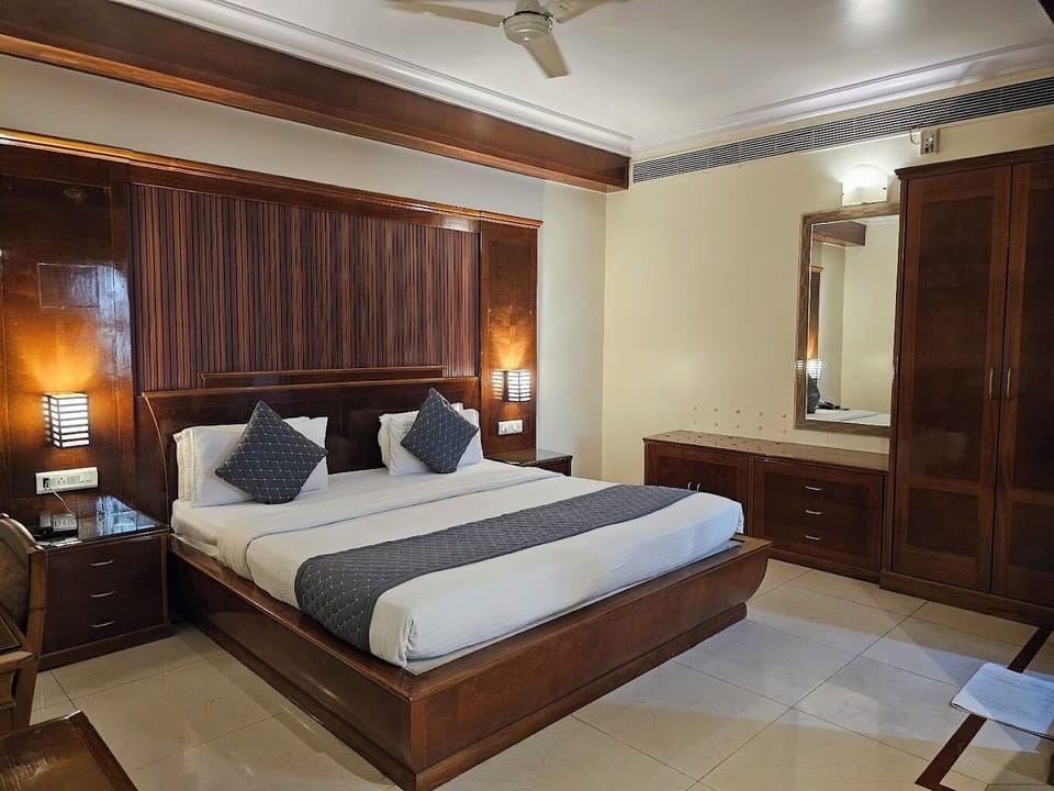 Vibe Vacation Family Room | Desk, free WiFi, bed sheets