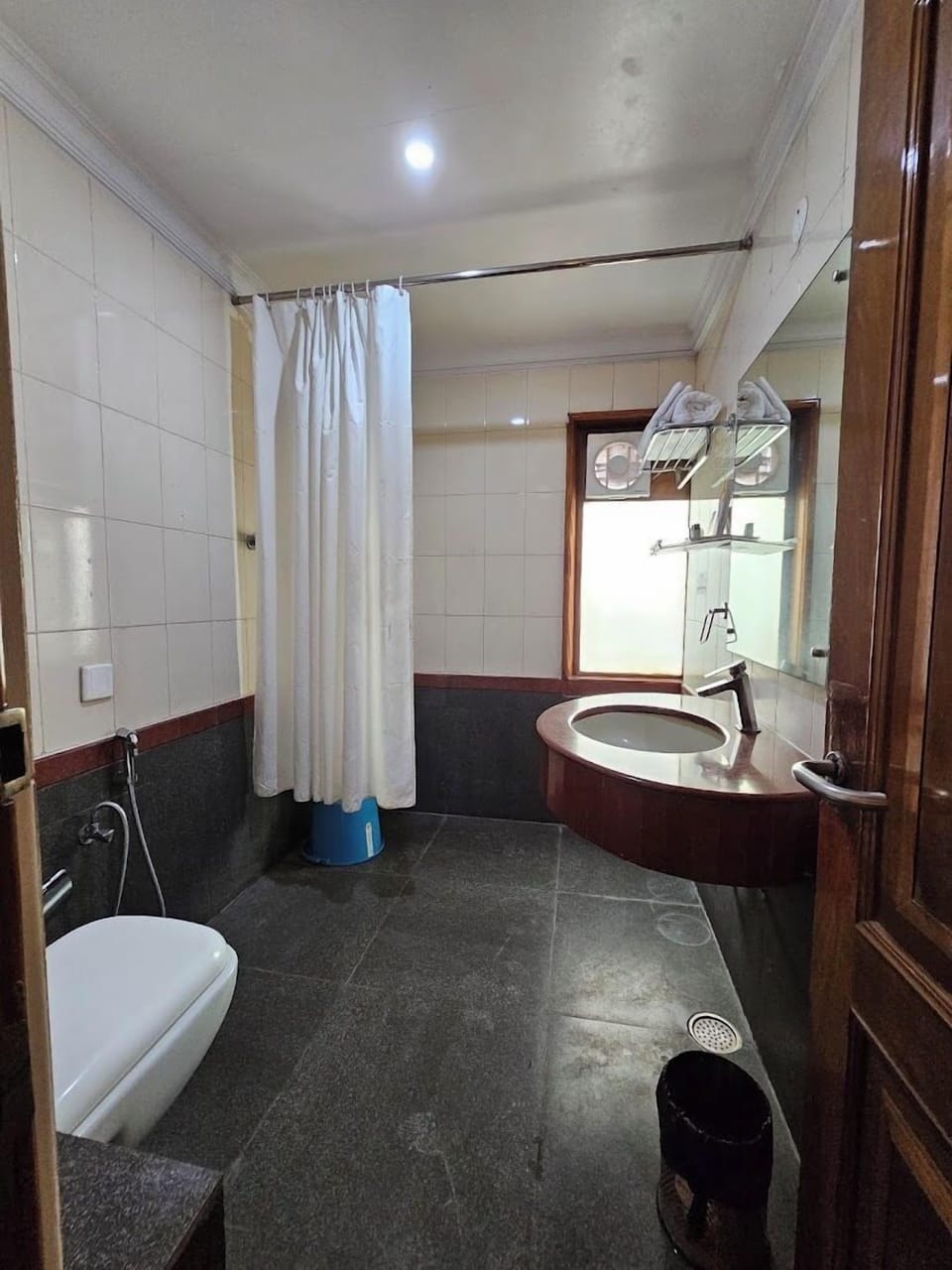 Comfort Double Room | Bathroom | Shower, free toiletries, hair dryer, towels