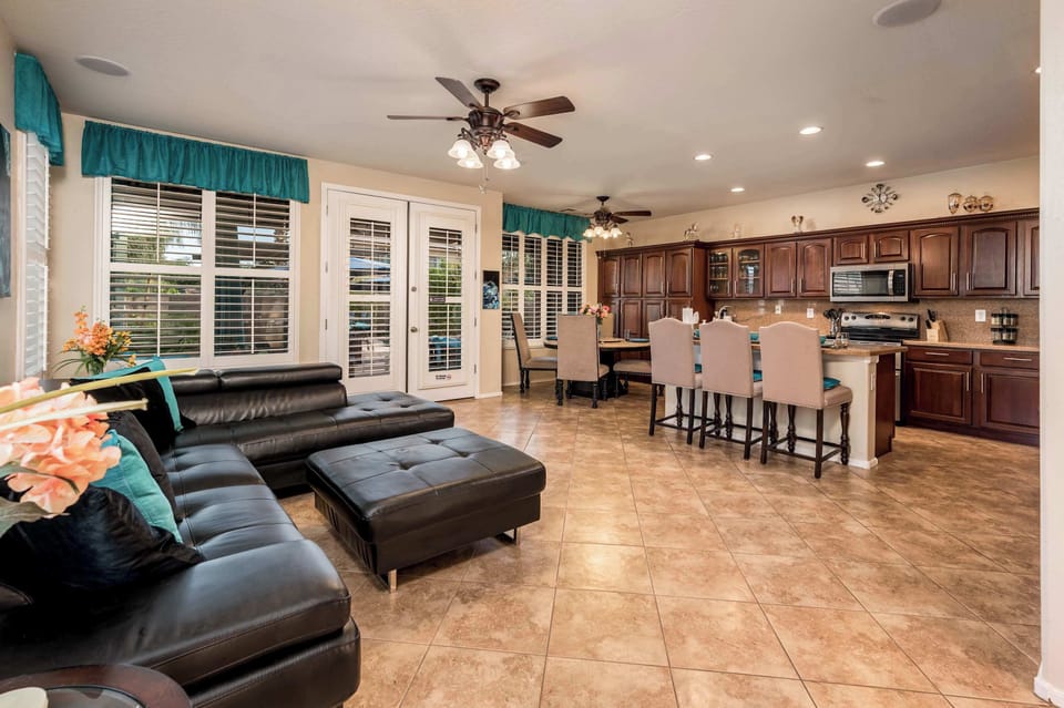 Experience seamless living with our open floor plan, where the kitchen and living room blend effortlessly.