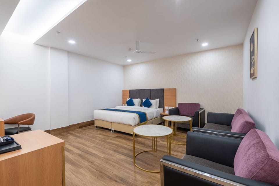 Standard Studio Suite | Memory foam beds, minibar, desk, laptop workspace