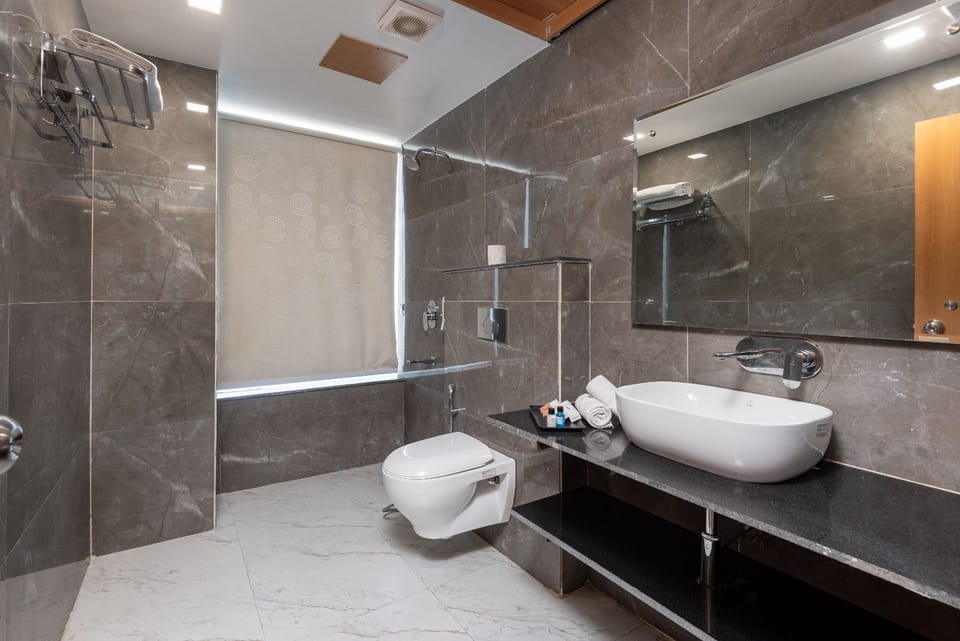 Shower, rainfall showerhead, free toiletries, towels