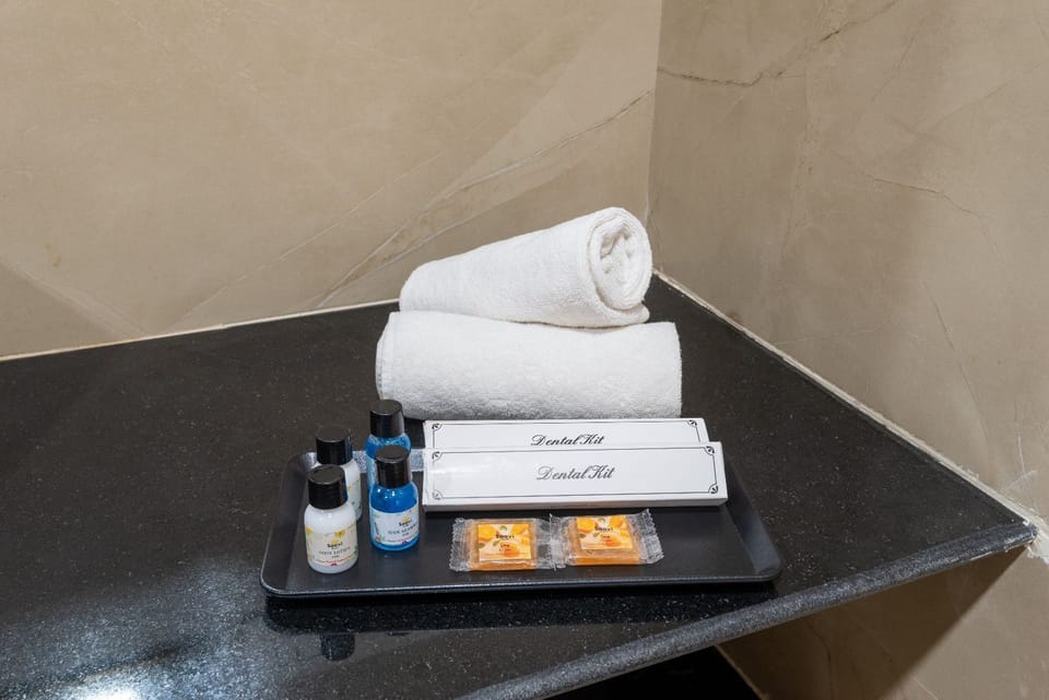 Shower, rainfall showerhead, free toiletries, towels