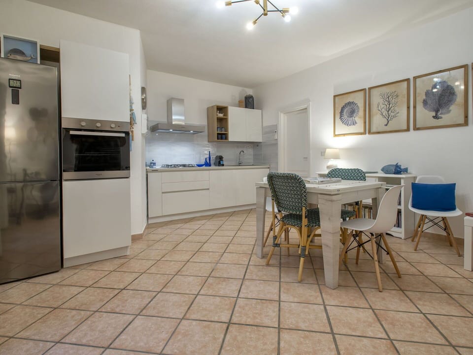 Furniture, Property, Table, Plant, Wood, Interior Design, Flooring, Floor, Picture Frame, Chair