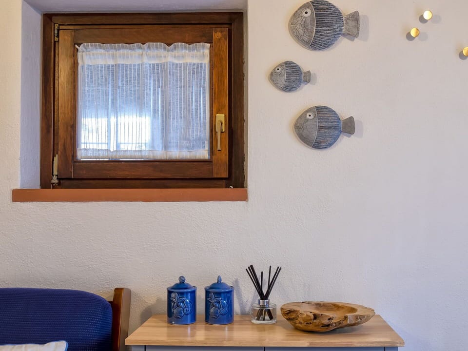 Furniture, Property, Table, Plant, Wood, Interior Design, Flooring, Floor, Picture Frame, Chair