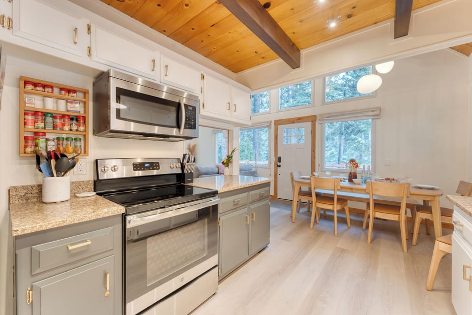 Fully equipped kitchen.