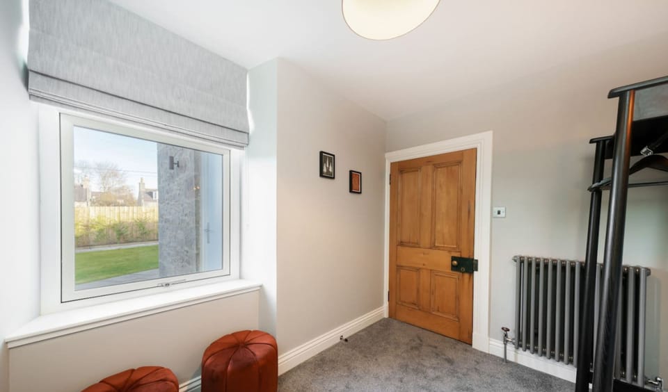 House | 5 bedrooms, desk