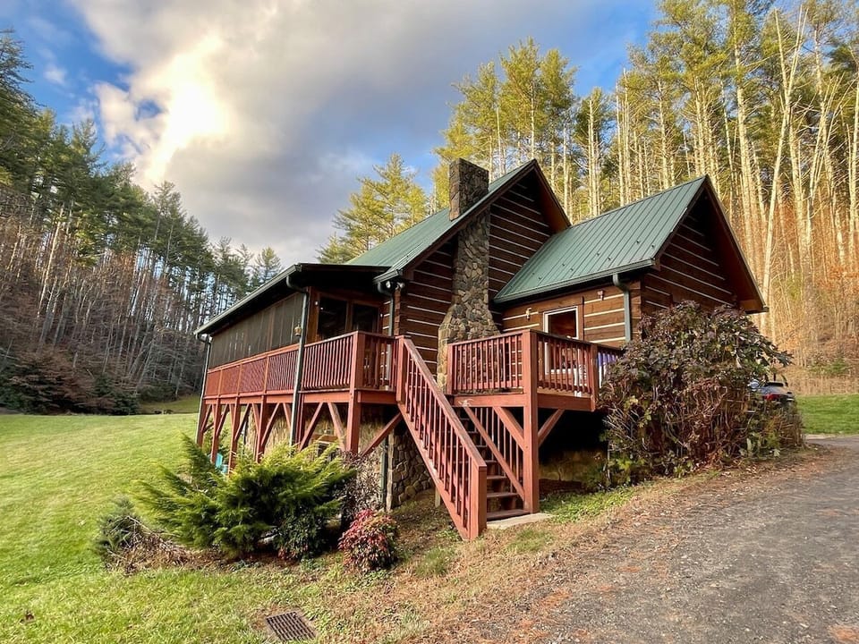 Rustic Retreat at Barn on the New