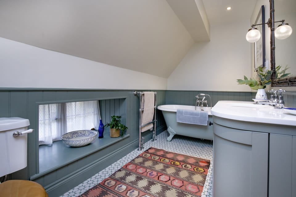 Jerards Stables, Sandford Orcas, Sherborne: The en-suite bathroom with high-quality fixtures