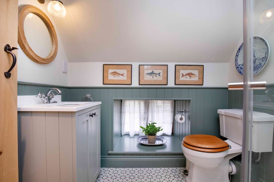Jerards Stables, Sandford Orcas, Sherborne: The family shower room sits opposite the twin bedroom