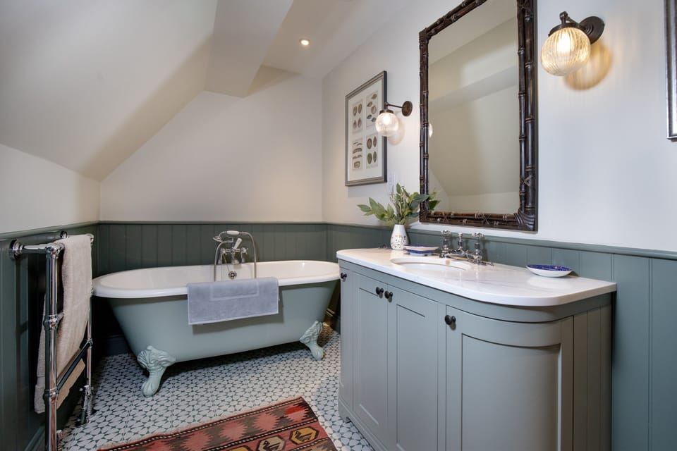 Jerards Stables, Sandford Orcas, Sherborne: Enjoy a soak in the free-standing bath