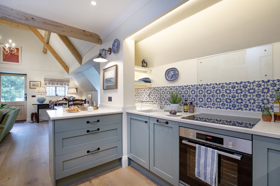 Jerards Stables, Sandford Orcas, Sherborne: The kitchen provides everything required for preparing and cooking your holiday meals