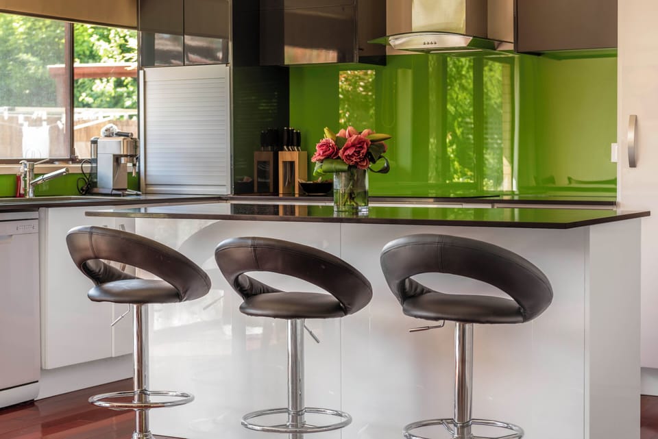 3 Comfortable swivel bar seats in addition to a 6 seater dining table.