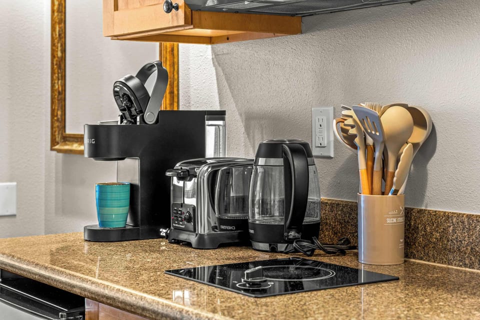 【Coffee Station】Coffee maker and mugs — brewed and out the door to the lift in 10 minutes