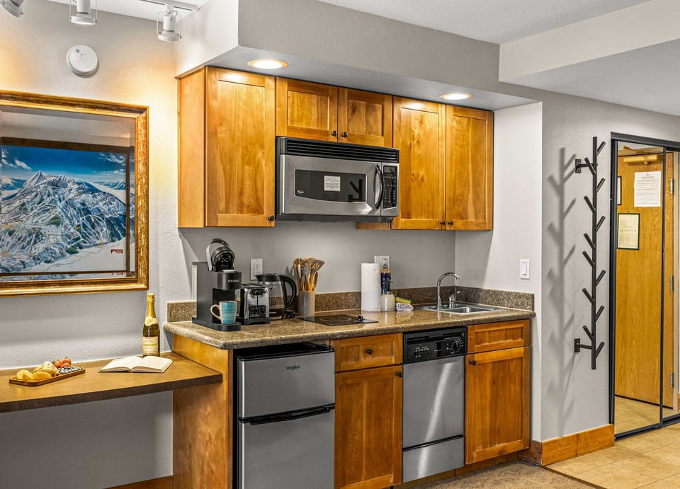 【Kitchenette】Stove, microwave, dishwasher, fridge, coffee — stocked for real meals, not just reheats