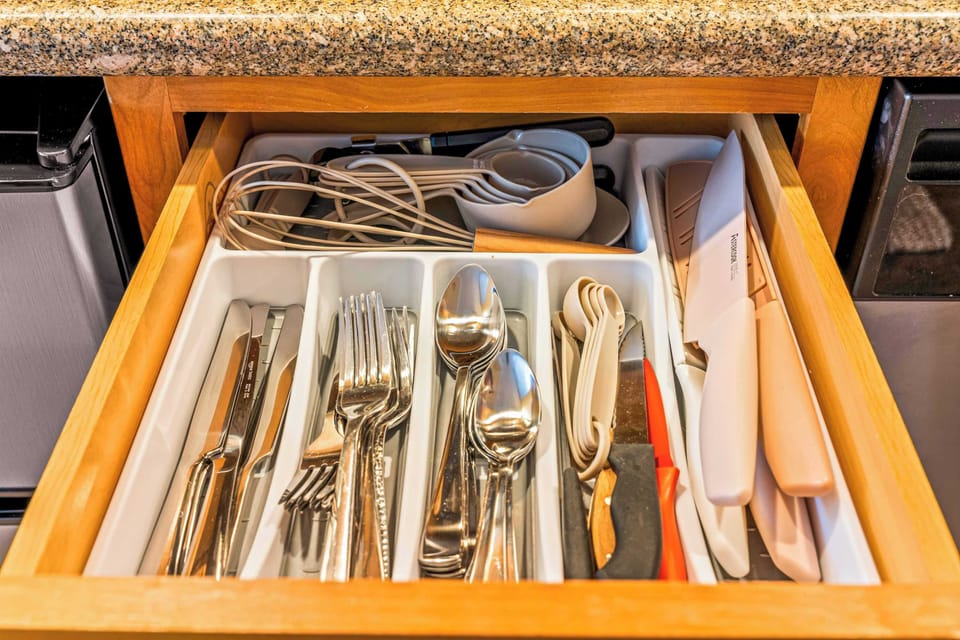 【Cookware】Pots, pans, utensils, and basics — stocked to cook dinner, not just heat it up