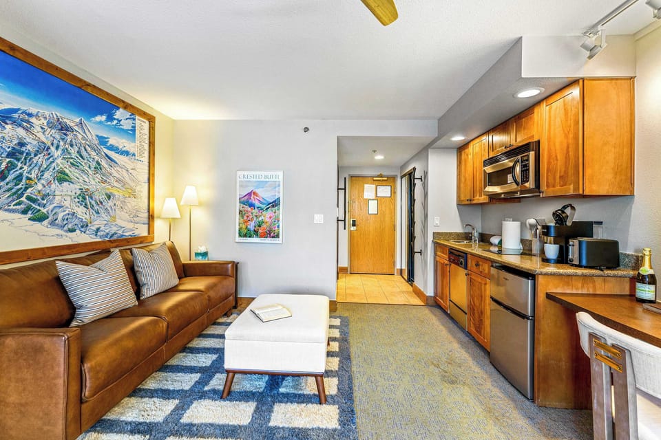 【Living Area】Trail map above the couch — kids trace their ski runs for hours