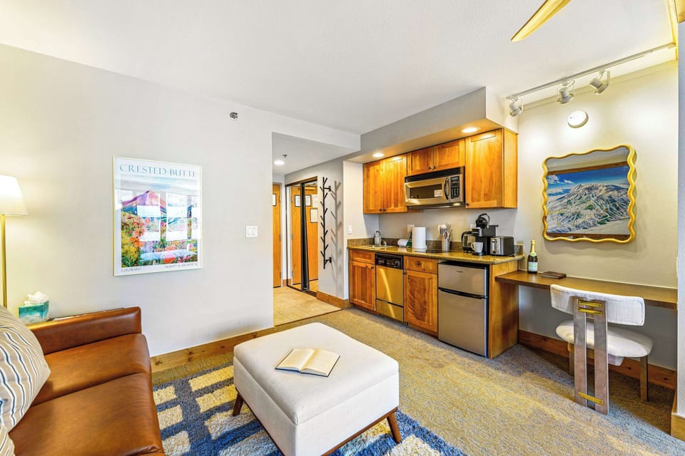 【Kitchenette】Stovetop, dishwasher & coffee maker — breakfast before first chair
