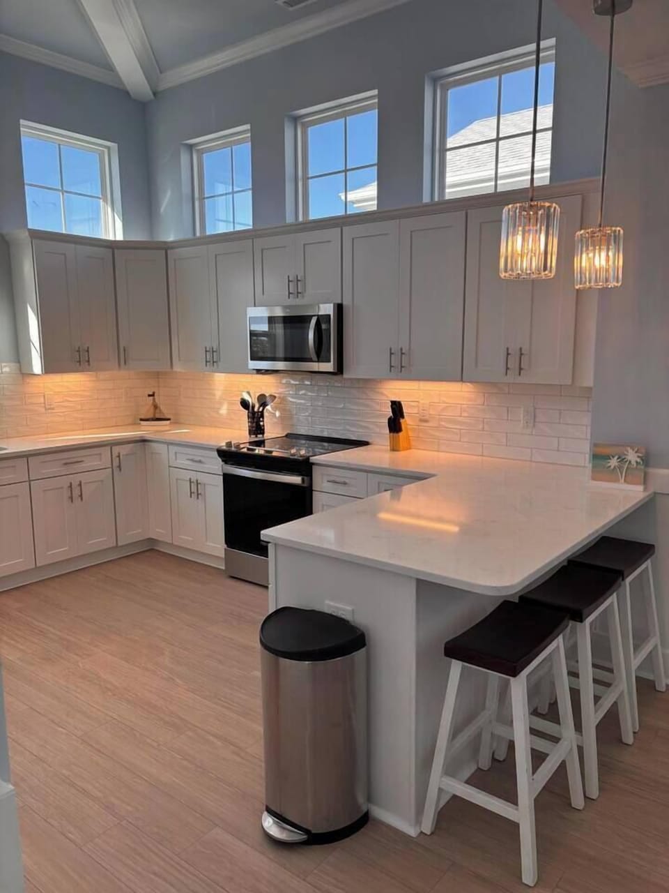 Large kitchen with everything you need to cook up meals 