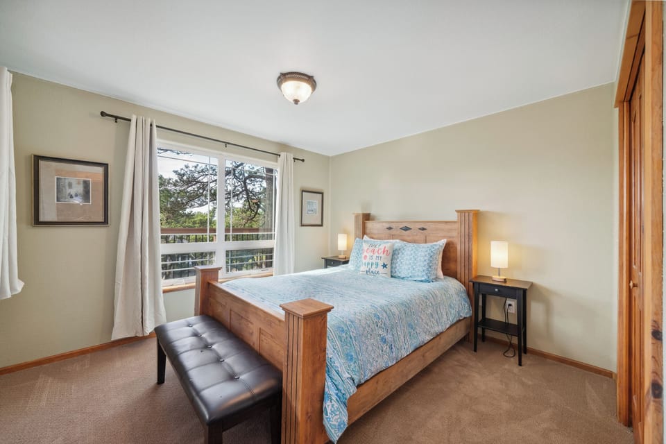 Middle level queen bedroom