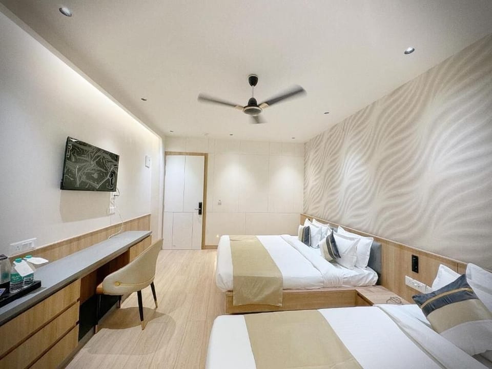 Family Suite | In-room safe, desk, laptop workspace, blackout drapes