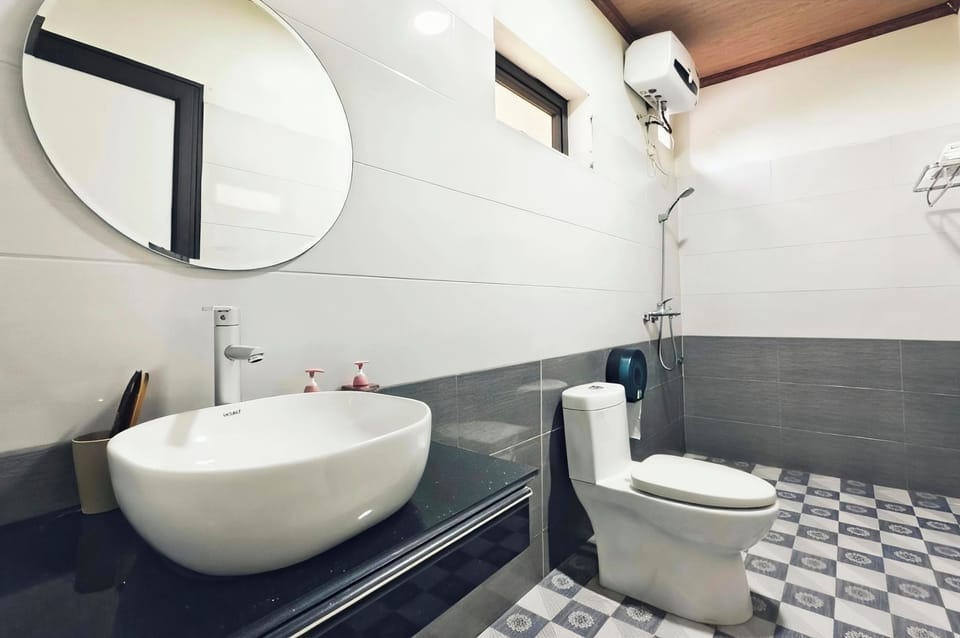 Standard Room, Garden View | Bathroom | Free toiletries, hair dryer, slippers, towels