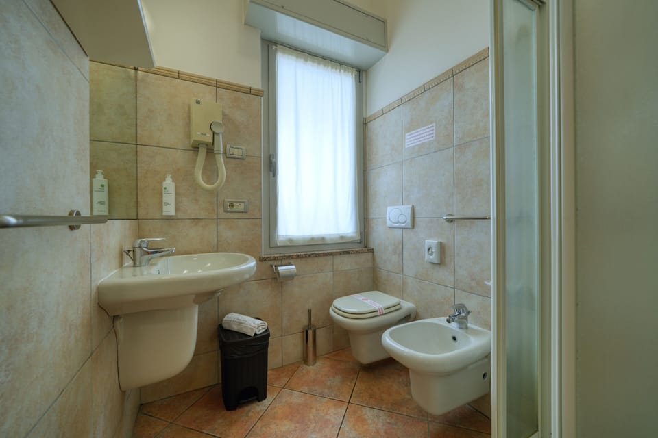 Camera Matrimoniale con Terraza | Bathroom | Shower, free toiletries, hair dryer, bidet