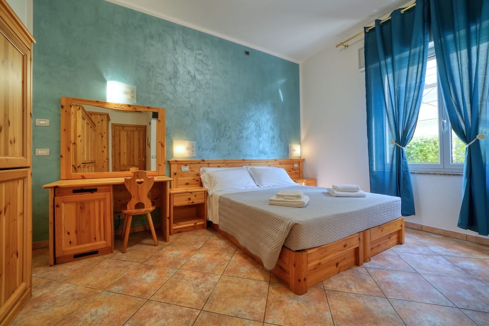 Room, 1 Double Bed, Non Smoking, Private Bathroom | Minibar, in-room safe, desk, laptop workspace
